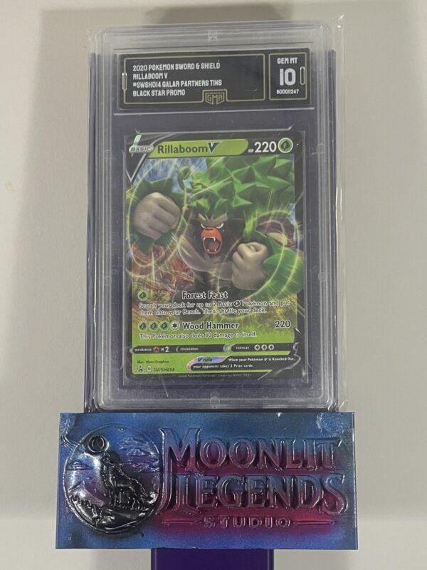 Rillaboom V – Sword & Shield #SWSH014, Galar Partners Tins Black Star Promo (GMA 10 Gem MT)