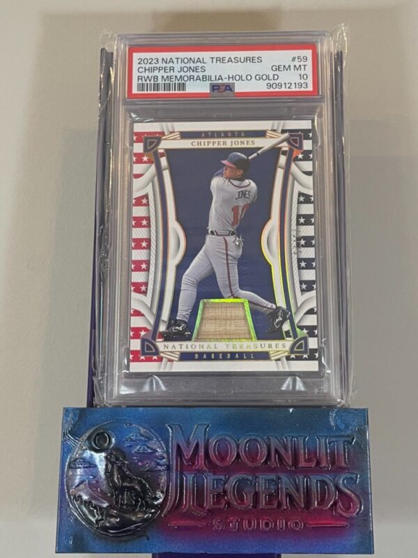 Chipper Jones – 2023 Panini National Treasures #59, RWB Memorabilia Gold Holo (bat relic) (PSA 10 Gem Mint)